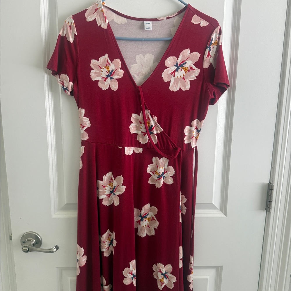 Floral V-Neck Burgundy Dress
Size Small
Worn only one time